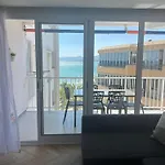 Apartmán Beachfront With Sea View
