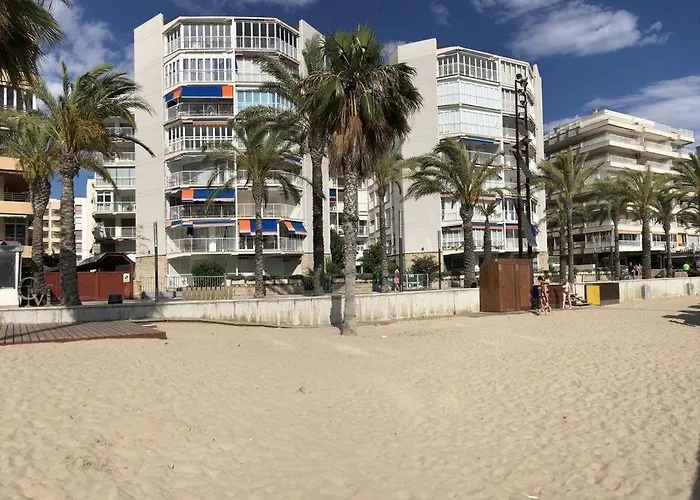 Beachfront With Sea View شقة سالو