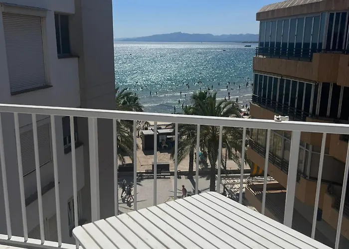 شقة Beachfront With Sea View *