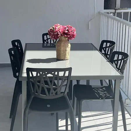 Beachfront With Sea View Διαμέρισμα Σαλού